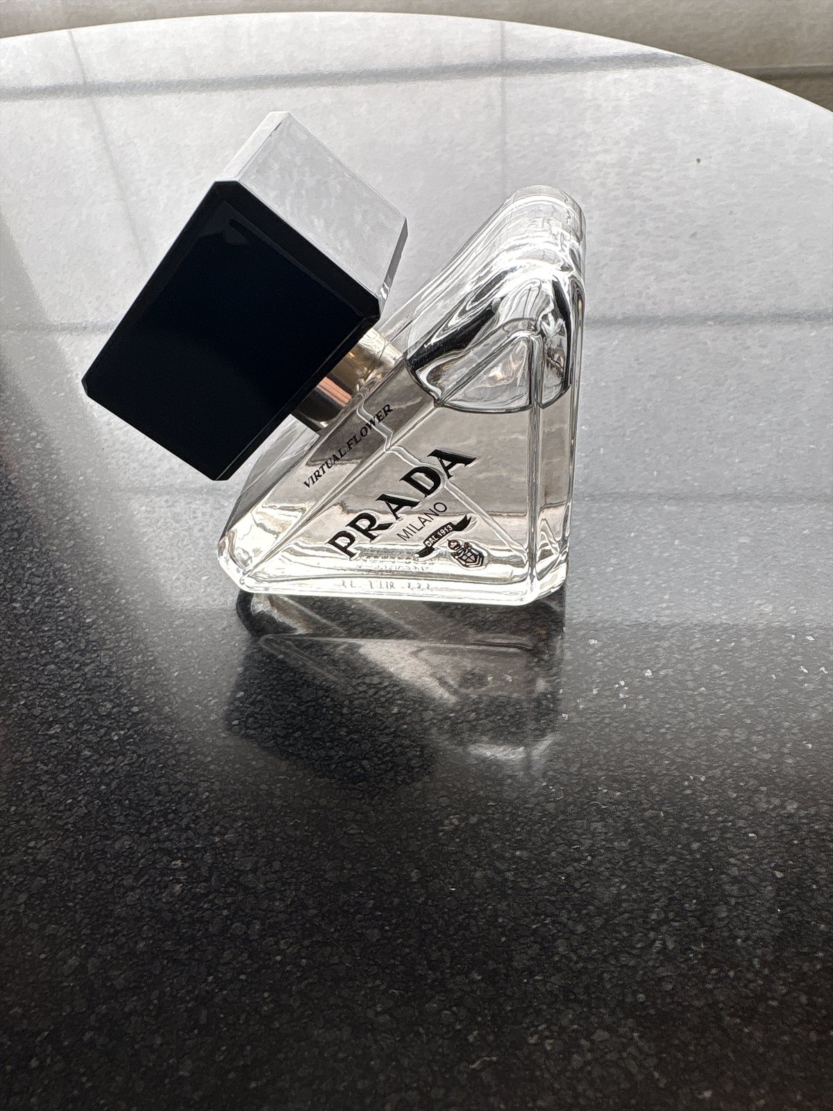プラダ パラドックス ヴァーチャル フラワー オーデパルファム 30ml の実物
